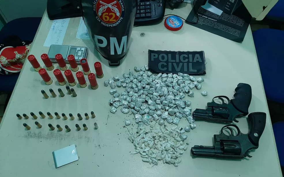 Material foi apreendido com suspeito, resgatado por grupo armado que invadiu delegacia na Bahia — Foto: Divulgação/Polícia Militar Material foi apreendido com suspeito, resgatado por grupo armado que invadiu delegacia na Bahia — Foto: Divulgação/Polícia Militar