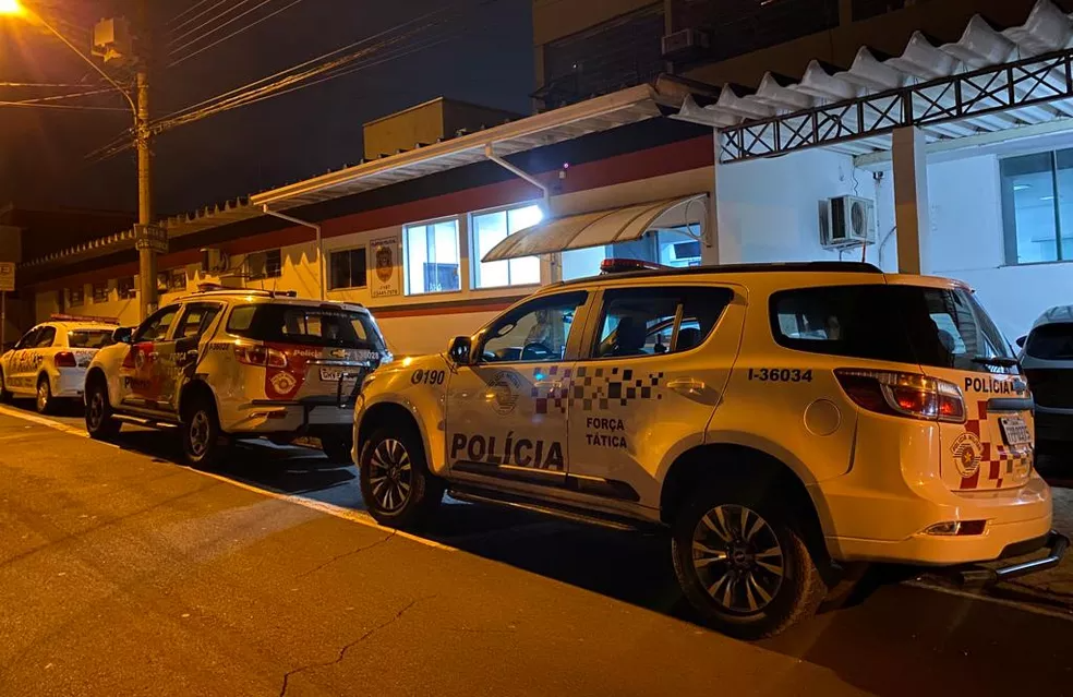 Viaturas da PM em frente ao Plantão Policial de Limeira durante a apresentação da ocorrência — Foto: Daniel Mafra/ EPTV 