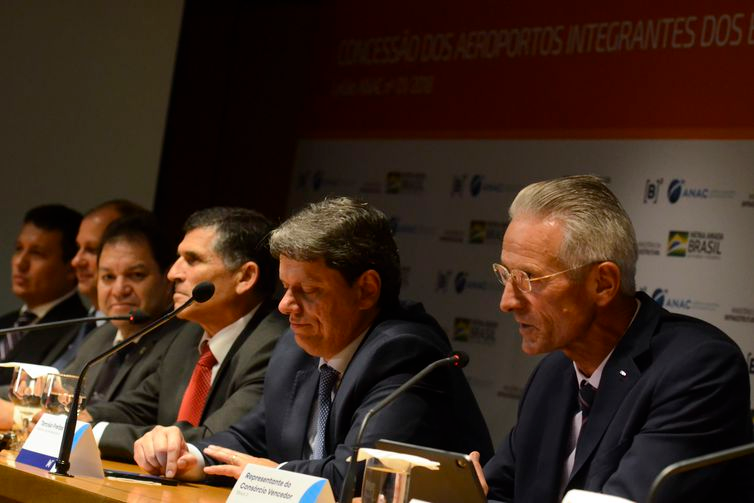 Rovena Rosa/Agência Brasil Os ministros da Secretaria de Governo, Alberto dos Santos Cruz, e da Infraestrutura, Tarcísio Gomes de Freitas, participam da coletiva de imprensa após leilão de 12 aeroportos brasileiros, na sede da B3 (Bovespa), em São Paulo.