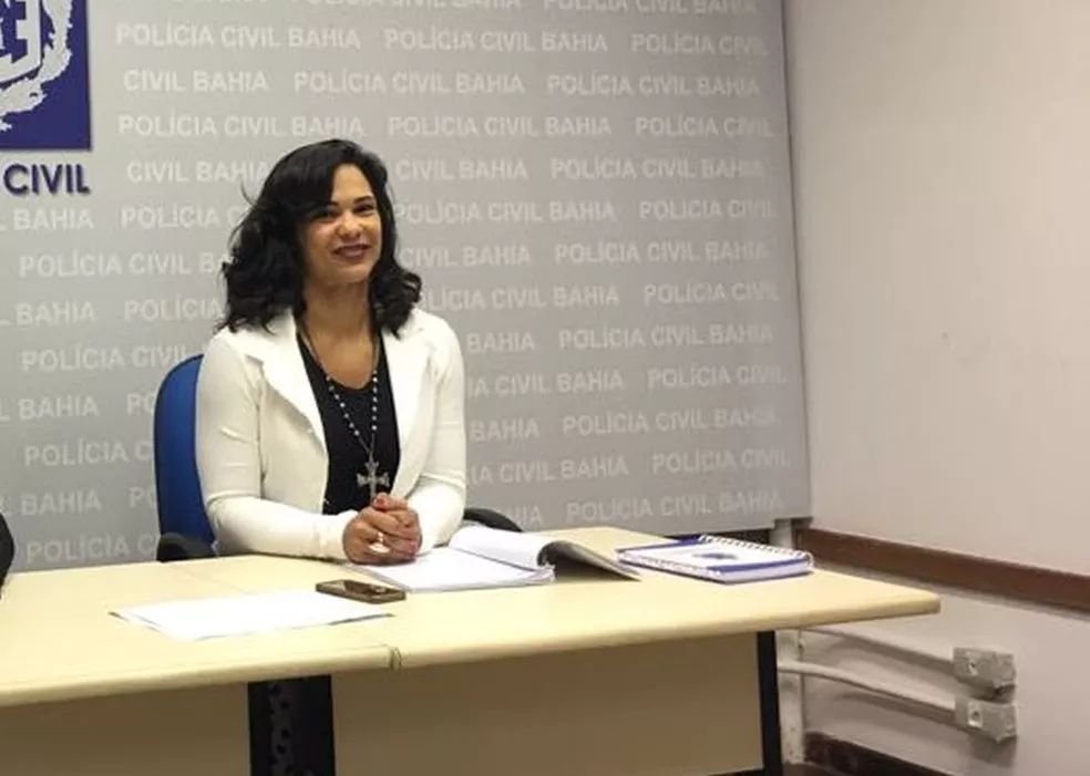 Delegada Carla Santos, titular da Delegacia de Repressão a Furtos e Roubos de Salvador, e três investigadores da unidade foram presos — Foto: G1 Bahia Delegada Carla Santos, titular da Delegacia de Repressão a Furtos e Roubos de Salvador, e três investigadores da unidade foram presos — Foto: G1 Bahia