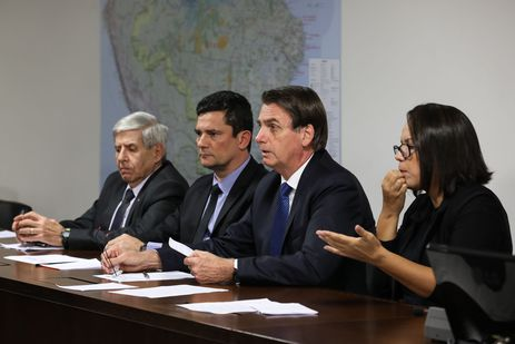 Marcos Corrêa/PR O presidente Jair Bolsonaro faz transmissão ao vivo ao lado dos ministros de Segurança Institucional (GSI), General Augusto Heleno, da Justiça e Segurança Pública, Sergio Moro, e da intérprete de libras, Elizângela Castelo Branco.