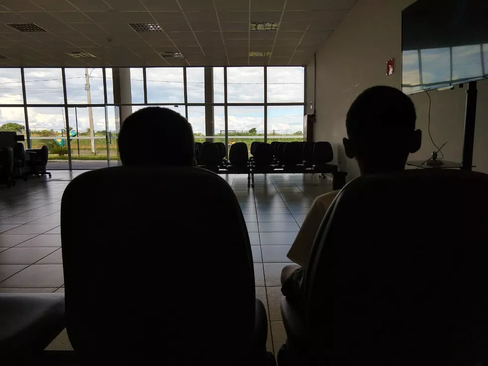 Vítimas estão na delegacia para prestar depoimento e registrar queixa de estupro de vulnerável em MS — Foto: Ariovaldo Dantas/TV Morena