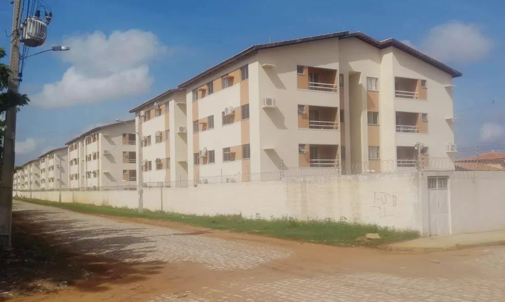 Menina recém-nascida foi jogada da janela do apartamento onde a mãe morava, no terceiro andar — Foto: Ivanucia Lopes/ Inter TV Costa Branca