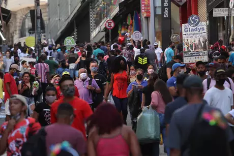 Pessoas caminham em rua comercial de São Paulo 19/06/2020 REUTERS/Amanda Perobelli