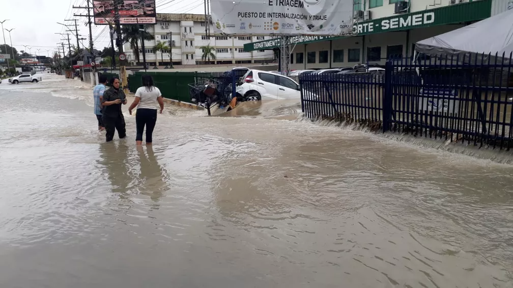 Avenida Torquato Tapajós tomada pela água em Manaus — Foto: Reprodução