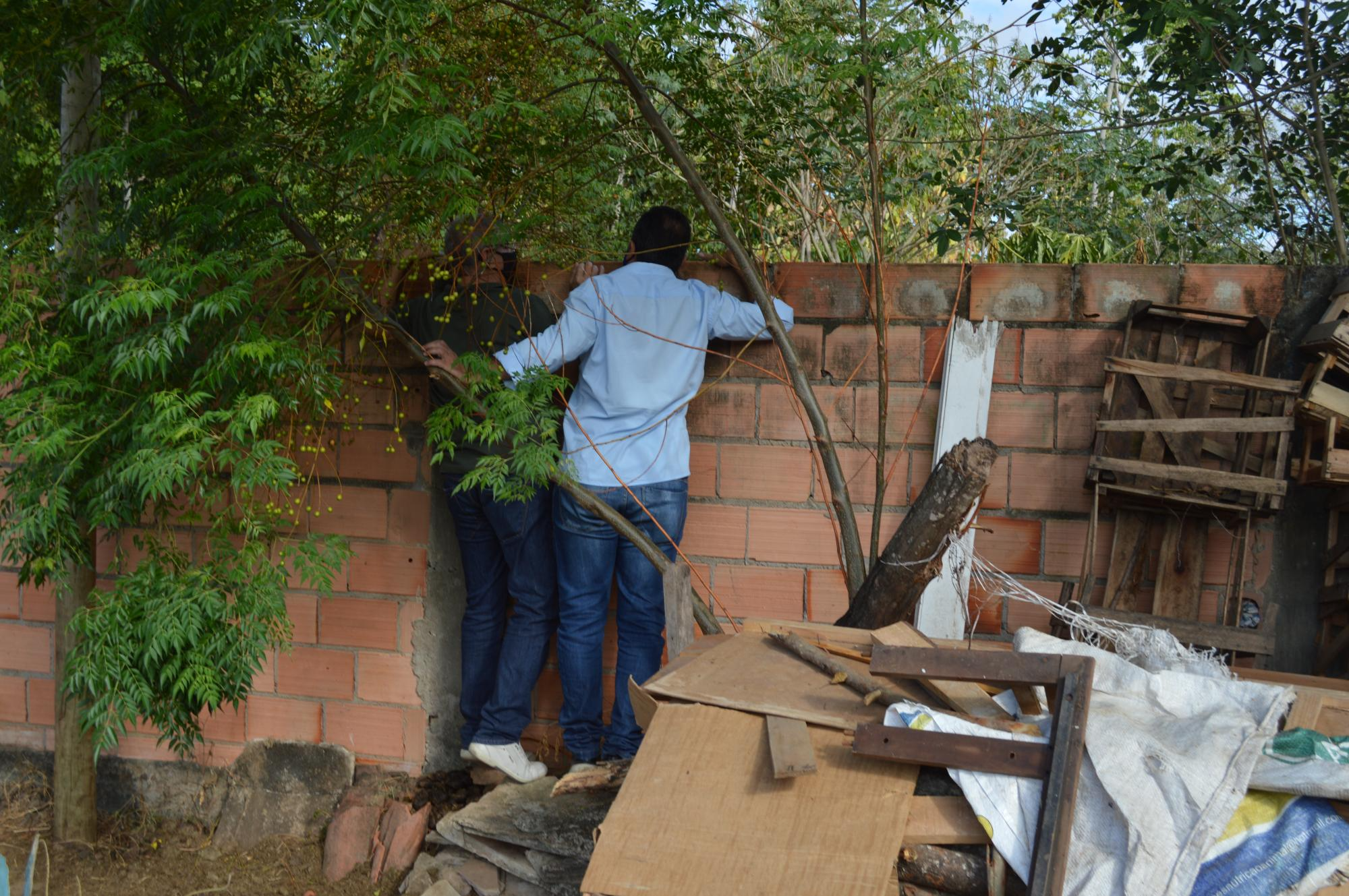 Prefeito Mildson vistoria obras de calçamento de ruas em Itanhém