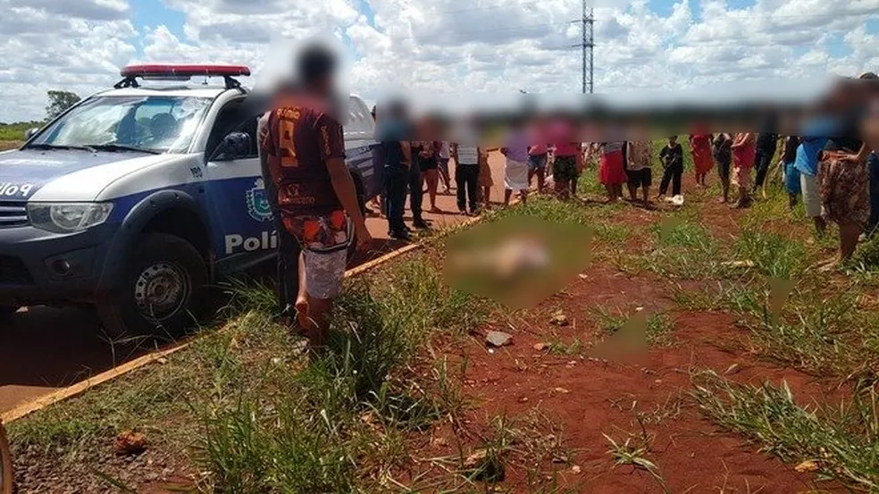 Indígenas em volta do corpo de jovem que foi assassinado pela mãe, em Dourados. — Foto: Site Dourados Agora/Cido Costa