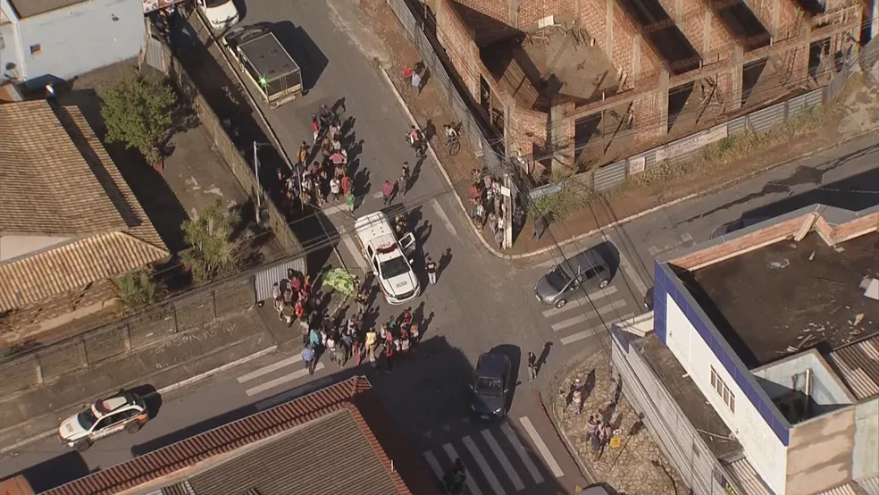 Criança foi assassinada em porta de escola, em Betim, na Grande BH — Foto: Reprodução/TV Globo Criança foi assassinada em porta de escola, em Betim, na Grande BH — Foto: Reprodução/TV Globo