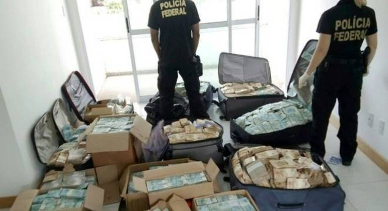 Malas com R$ 51 milhões encontradas em apartamento em Salvador