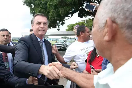 Jair Bolsonaro cumprimenta populares na saída do Palácio da Alvorada; presidente fará primeira viagem ao Nordeste