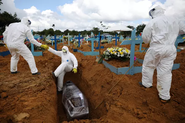 Enterro de vítima de Covid em Manaus 17/1/2021   REUTERS/Bruno Kelly