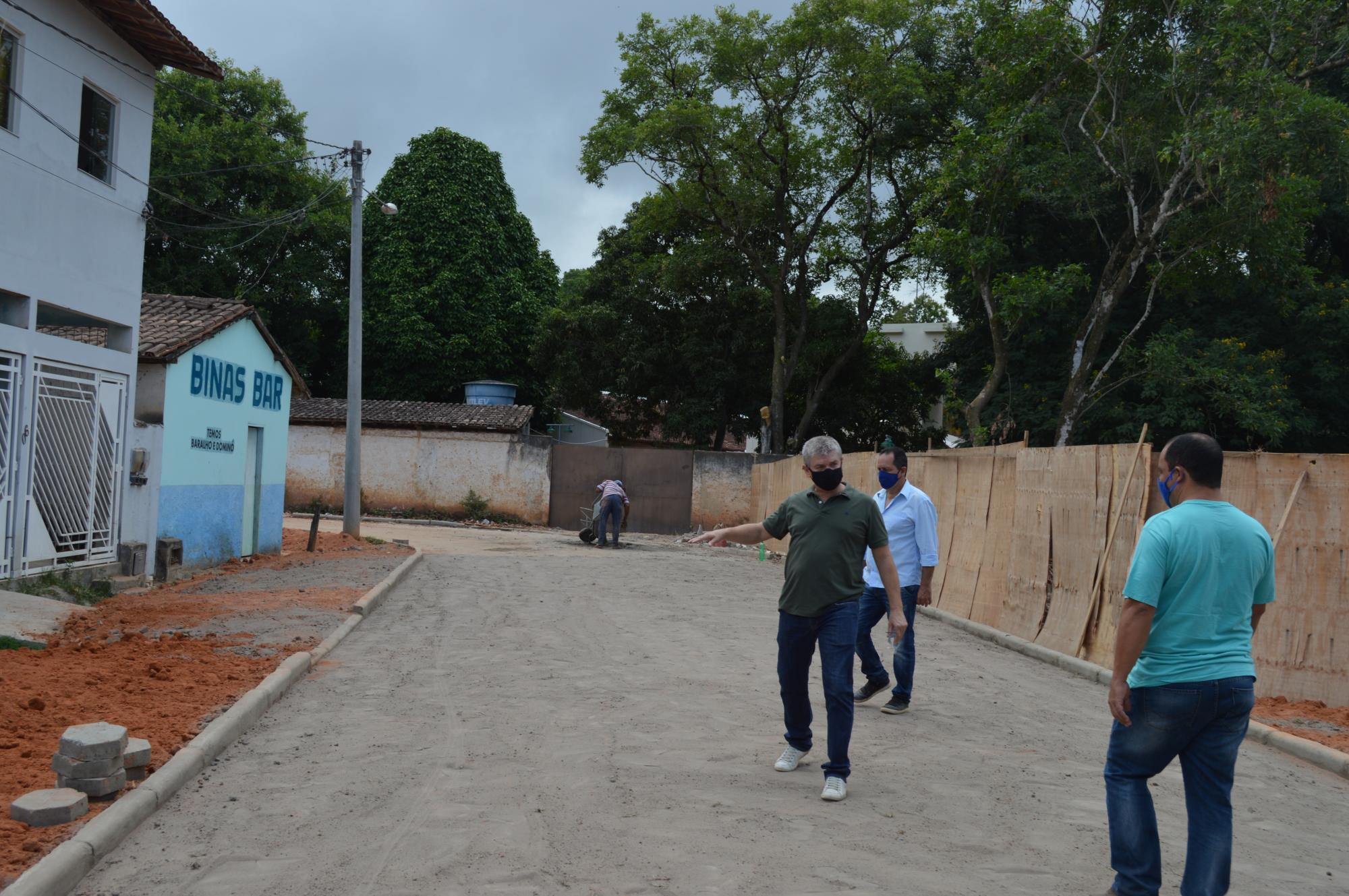 Prefeito Mildson vistoria obras de calçamento de ruas em Itanhém