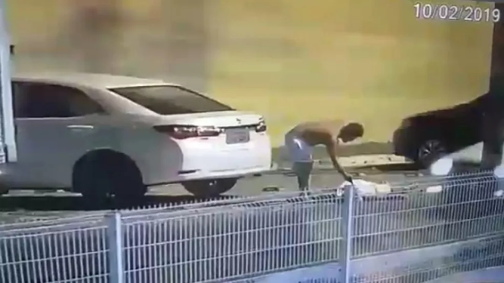 Homem pega arma de policial e atira contra caminhoneiro que tentou impedir agressões — Foto: Reprodução/TV Subaé Homem pega arma de policial e atira contra caminhoneiro que tentou impedir agressões — Foto: Reprodução/TV Subaé
