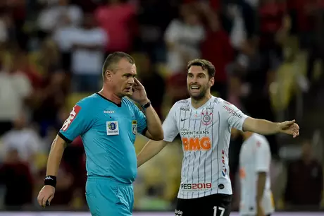 O árbitro Leandro Pedro Vuaden (RS) consulta o VAR durante a segunda partida entre Flamengo e Corinthians, válida pelas oitavas de final da Copa do Brasil 2019.