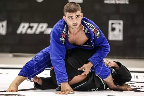 Gustavo Batista foi o campeão do Abu Dhabi King of Mats na divisão dos médios (Foto: Ane Nunes/AJP)