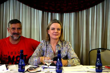 A senadora, Gleisi Hoffmann, durante encontro de lideranças do Partido dos Trabalhadores (PT), na sede do Diretório Nacional, em Brasília (DF) A senadora, Gleisi Hoffmann, durante encontro de lideranças do Partido dos Trabalhadores (PT), na sede do Diretório Nacional, em Brasília (DF)