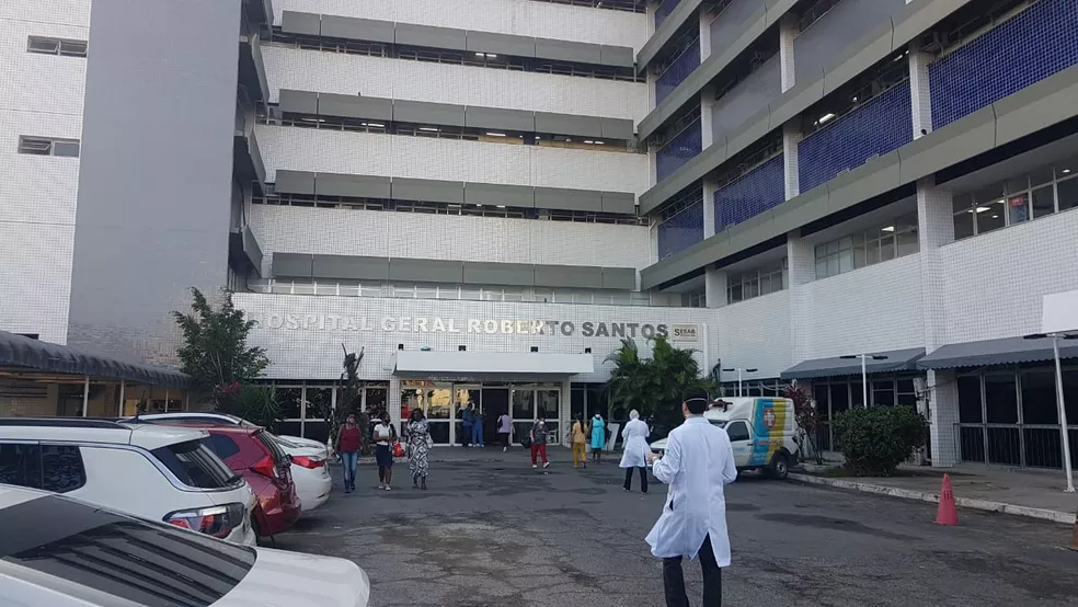 PM e homem baleados em confusão foram levados para o Hospital Roberto Santos, em Salvador — Foto: Jony Torres/TV Bahia