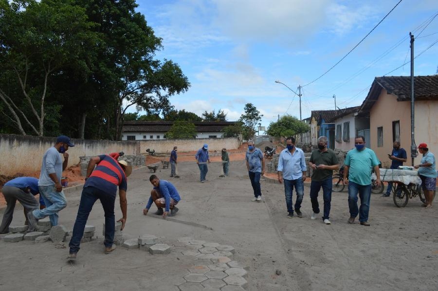 [Prefeito Mildson vistoria obras de calçamento de ruas em Itanhém ]