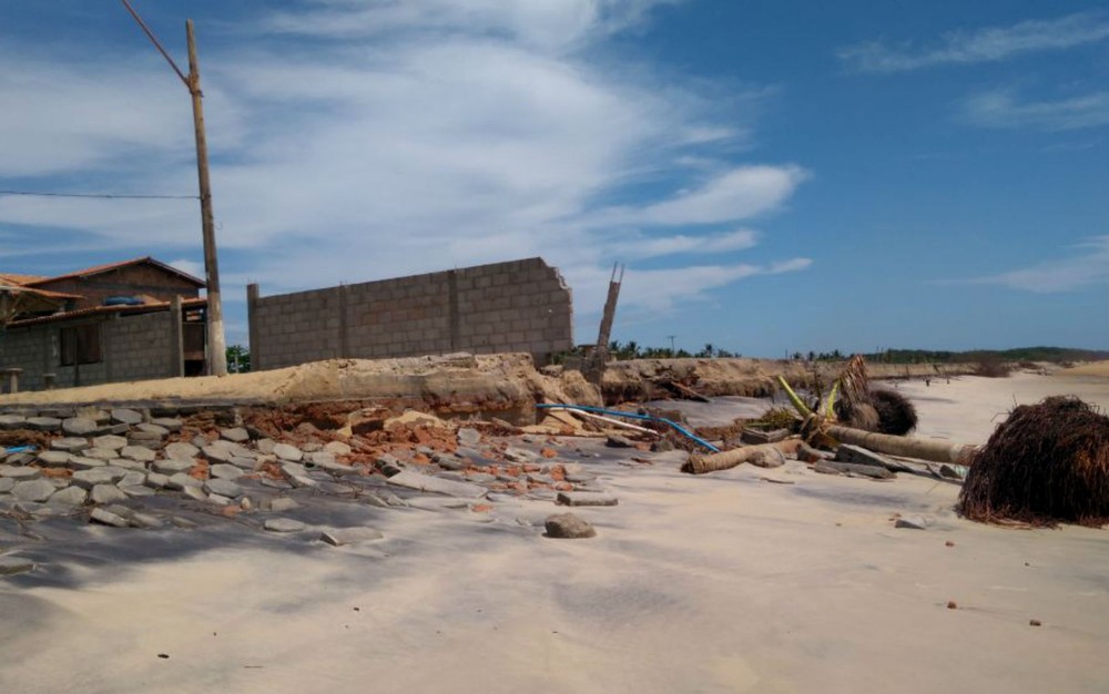 O mar avançou novamente em Belmonte e destruiu muro de casa à beira mar.