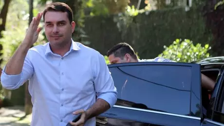 'Eu sou empresário. O que eu ganho na minha empresa é muito mais do que eu ganho como deputado. Eu não vivo só do salário como deputado', disse Flávio Bolsonaro sobre o volume de dinheiro que movimentou quando era deputado estadual