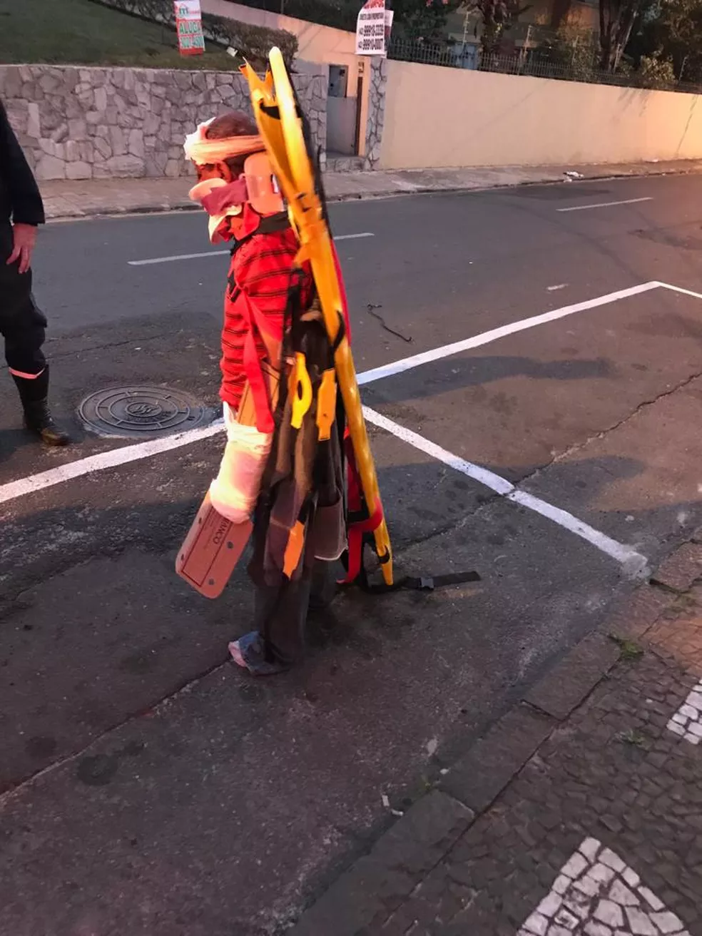 Paciente foi flagrado andando pela rua com maca amarrada ao corpo — Foto: Arquivo Pessoal Paciente foi flagrado andando pela rua com maca amarrada ao corpo — Foto: Arquivo Pessoal