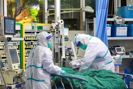 Paciente com pneumonia causada por novo coronavírus é tratado em hospital em Wuhan 28/01/2020 China Daily via REUTERS