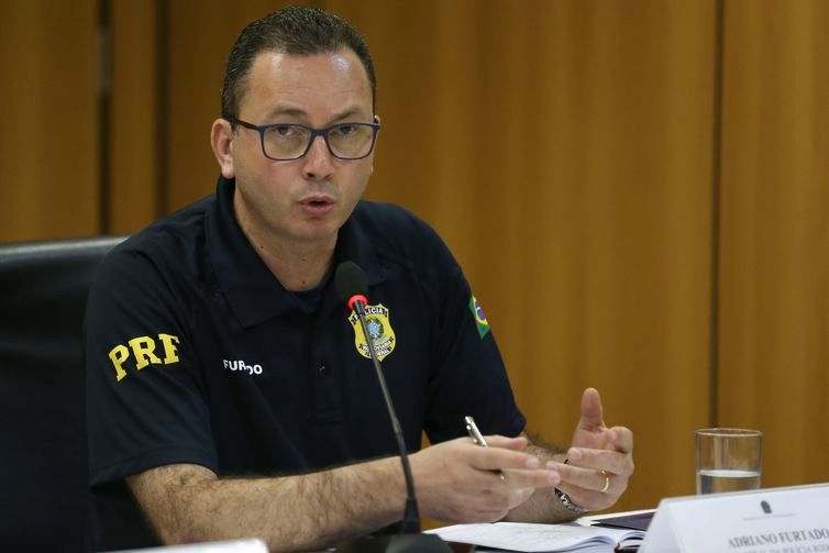 José Cruz/Agência Brasil O diretor-geral da Polícia Rodoviária Federal (PRF), Adriano Furtado, durante entrevista coletiva para apresentar um balanço da primeira fase da Operação Lábaro da PRF.