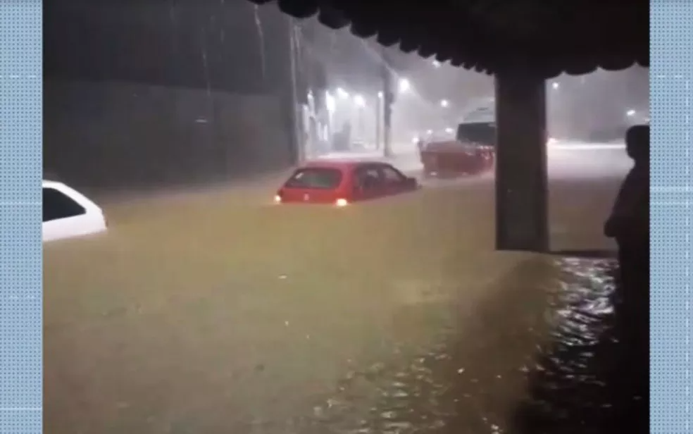 Alagamento em Irecê, no norte da Bahia — Foto: Reprodução/TV Bahia