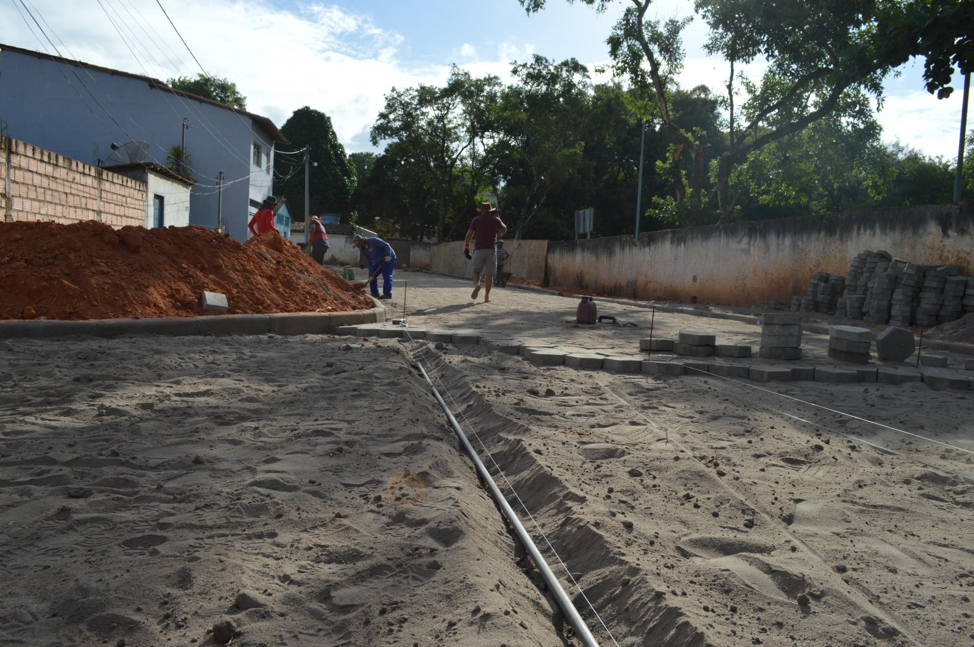 Prefeito Mildson vistoria obras de calçamento de ruas em Itanhém