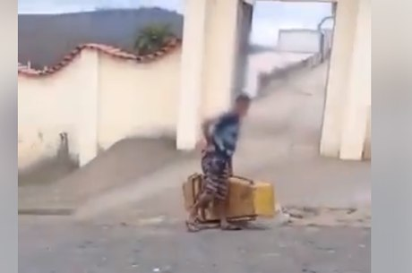 Vídeo mostra o homem com o caixão