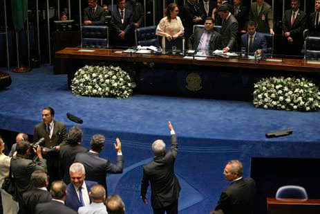 Fabio Rodrigues Pozzebom/Agência Brasil Senadora Kátia Abreu tirou da Mesa a pasta com o roteiro de condução da sessão do senador Davi Alcolumbre que preside a votação para escolha do novo presidente do Senado.