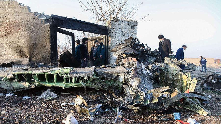 Avião ucraniano cai no Irã logo após decolar  - Rohhollah Vadati/ ISNA / AFP