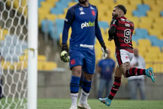 Flamengo vence o Vasco e fica mais perto da final do Carioca