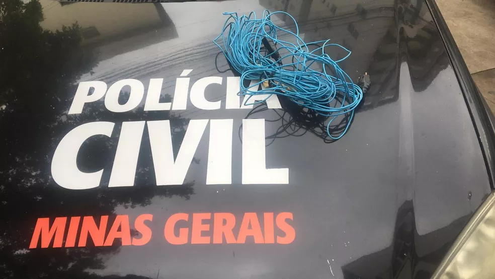 Fio usado pela mãe para bater na menina, segundo a polícia — Foto: Juliana Peixoto / Inter TV