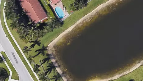 Imagens de satélite do Google revelaram carro afundado em lago da Flórida