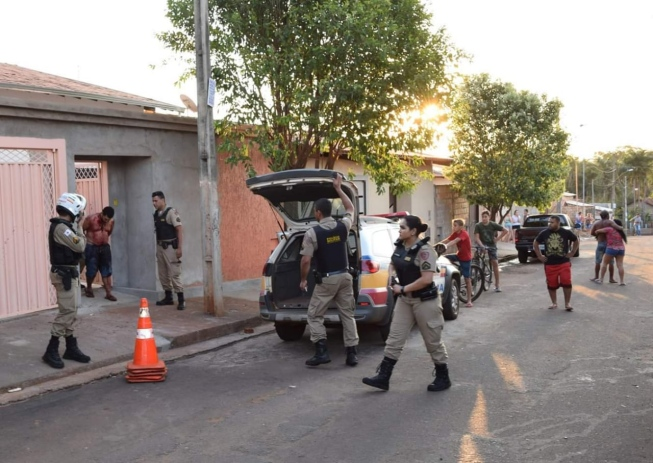 To ensanguentado, suspeito se entregou após rápida negociação; ele tentou se matar na casa de um amigo