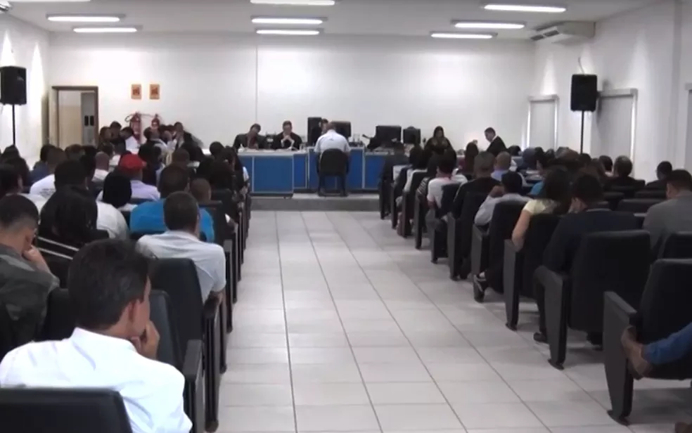 Júri de policiais apontados por matar comerciante em 2010, na cidade de Teixeira de Freitas — Foto: Reprodução/TV Santa Cruz Júri de policiais apontados por matar comerciante em 2010, na cidade de Teixeira de Freitas — Foto: Reprodução/TV Santa Cruz