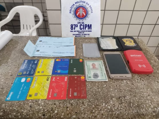 Homem é preso pela polícia com mandado de prisão em aberto e uso de documento falso