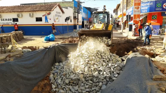 As obras de macrodrenagem e requalificação de ruas como preparativos do asfalto chegam às etapas finais em Mucuri