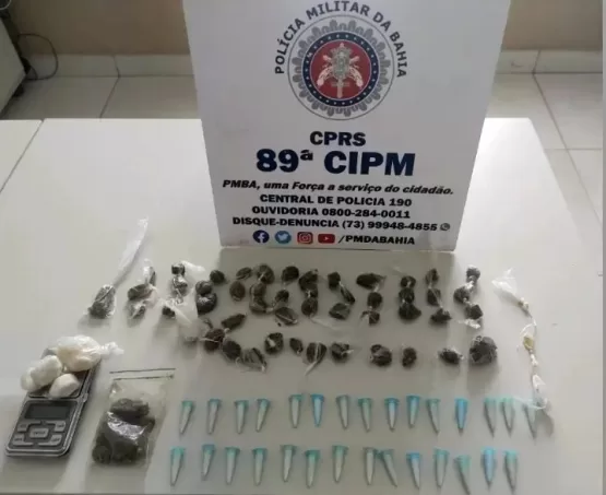 Suspeito dispensa sacola com drogas ao avistar viatura em Itabatã; homem fugiu pelo mato