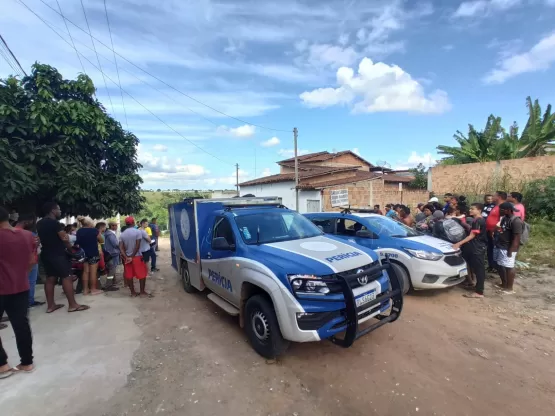 Homem é morto a tiros na porta de um bar no Colina Verde