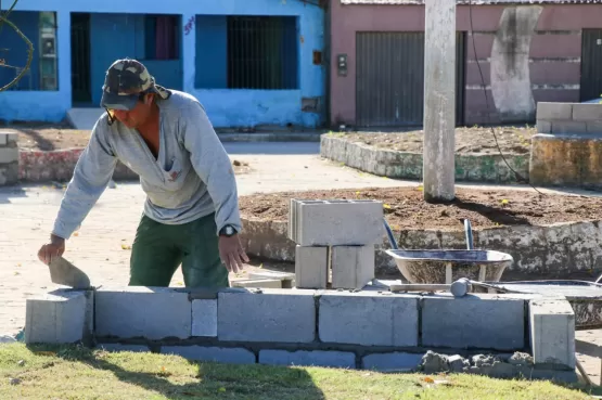 Prefeitura inicia obra de revitalização e construção de campinho na praça do bairro Vila Verde