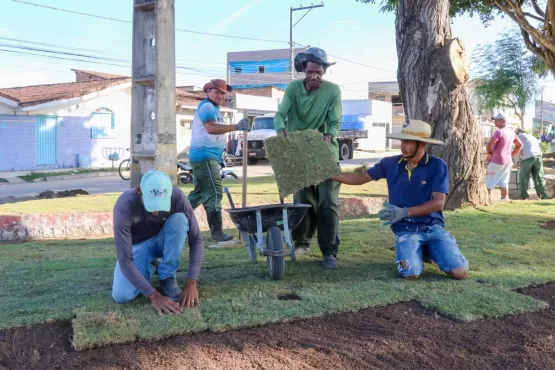 Prefeitura inicia obra de revitalização e construção de campinho na praça do bairro Vila Verde