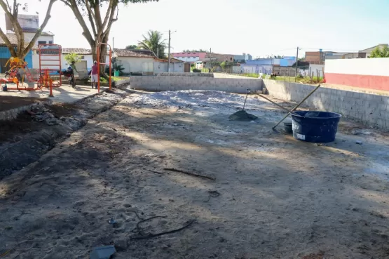 Prefeitura inicia obra de revitalização e construção de campinho na praça do bairro Vila Verde