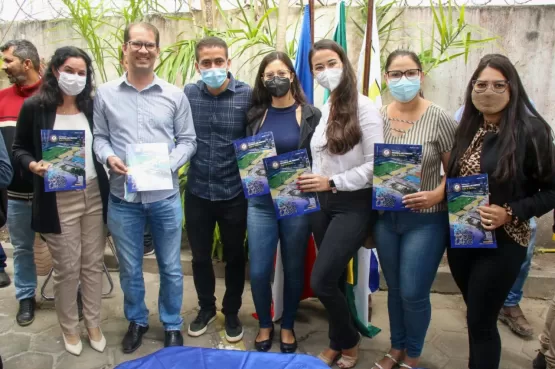  Aqui Tem Obra Por Todo Lado - Revista oficial da Prefeitura de Teixeira de Freitas é lançada nesta terça-feria (14)