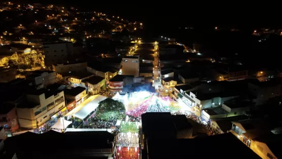 Raí Sai Rodada contagia os forrozeiros na segunda noite do 34º Arraiá do Água Fria, em Medeiros Neto