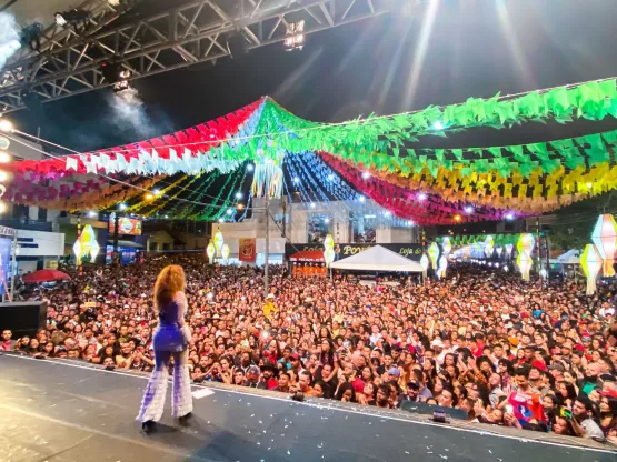 Joelma encanta público no encerramento 34º Arraiá do Água Fria, realizado pela Prefeitura de Medeiros Neto