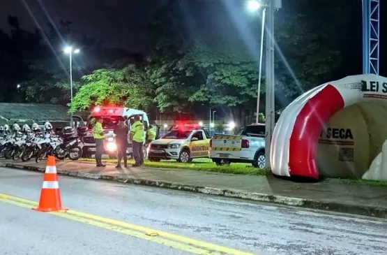 Mulher manda informação de blitz em grupo de mensagens e acaba presa 