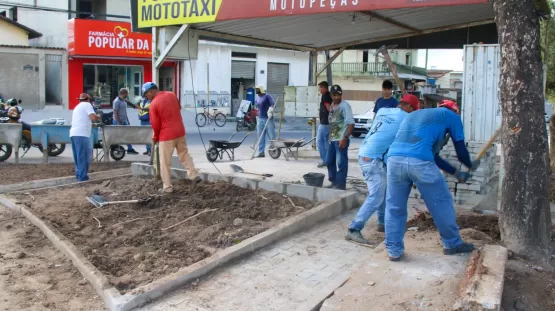 Prefeitura de Teixeira realiza processo de revitalização de canteiros da Avenida Padre Anchieta