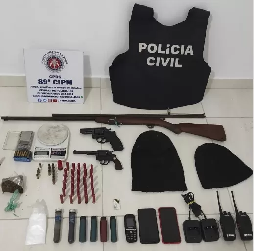 Suspeito é preso por tráfico em Nova Viçosa; menor suspeito de homicídio foi apreendido e armas e drogas também foram apreendidas